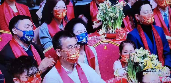 春晚|春晚爆款新鲜出炉！李思思口红色号美到上热搜，牛年定制口罩超时尚