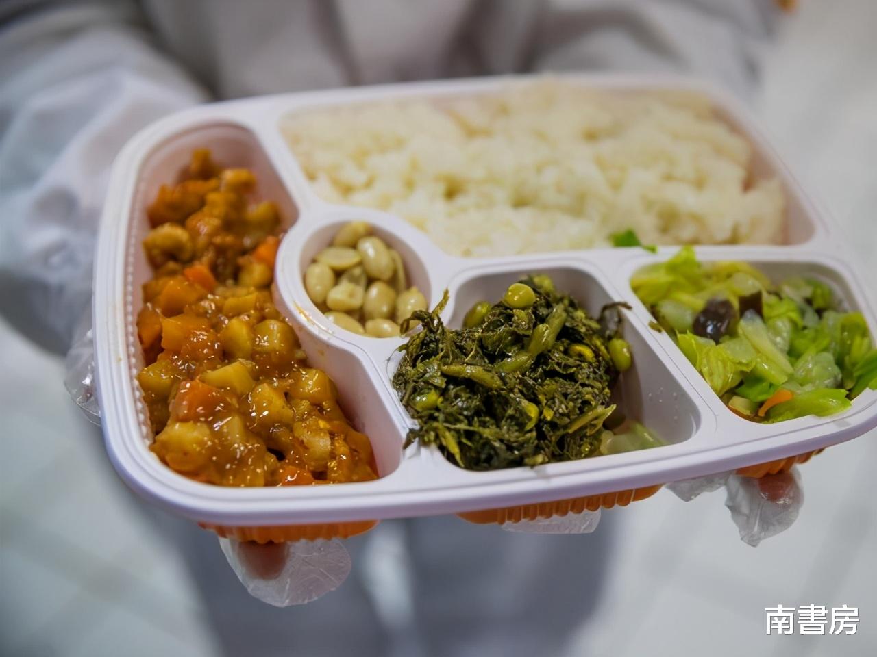 南書房 火车上旅客上千人，为何却难售出几十份盒饭？内行人道出“猫腻”