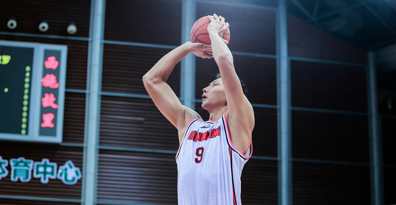 易建聯(lián)|末節(jié)大逆轉(zhuǎn)！廣東終結(jié)黑馬7連勝，易建聯(lián)23+20大爆發(fā)，創(chuàng)3大紀(jì)錄