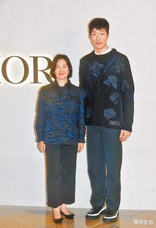 里尚七七 何超琼参加富婆宴会,土味花外套穿出高级感,同框小鲜肉笑容满脸