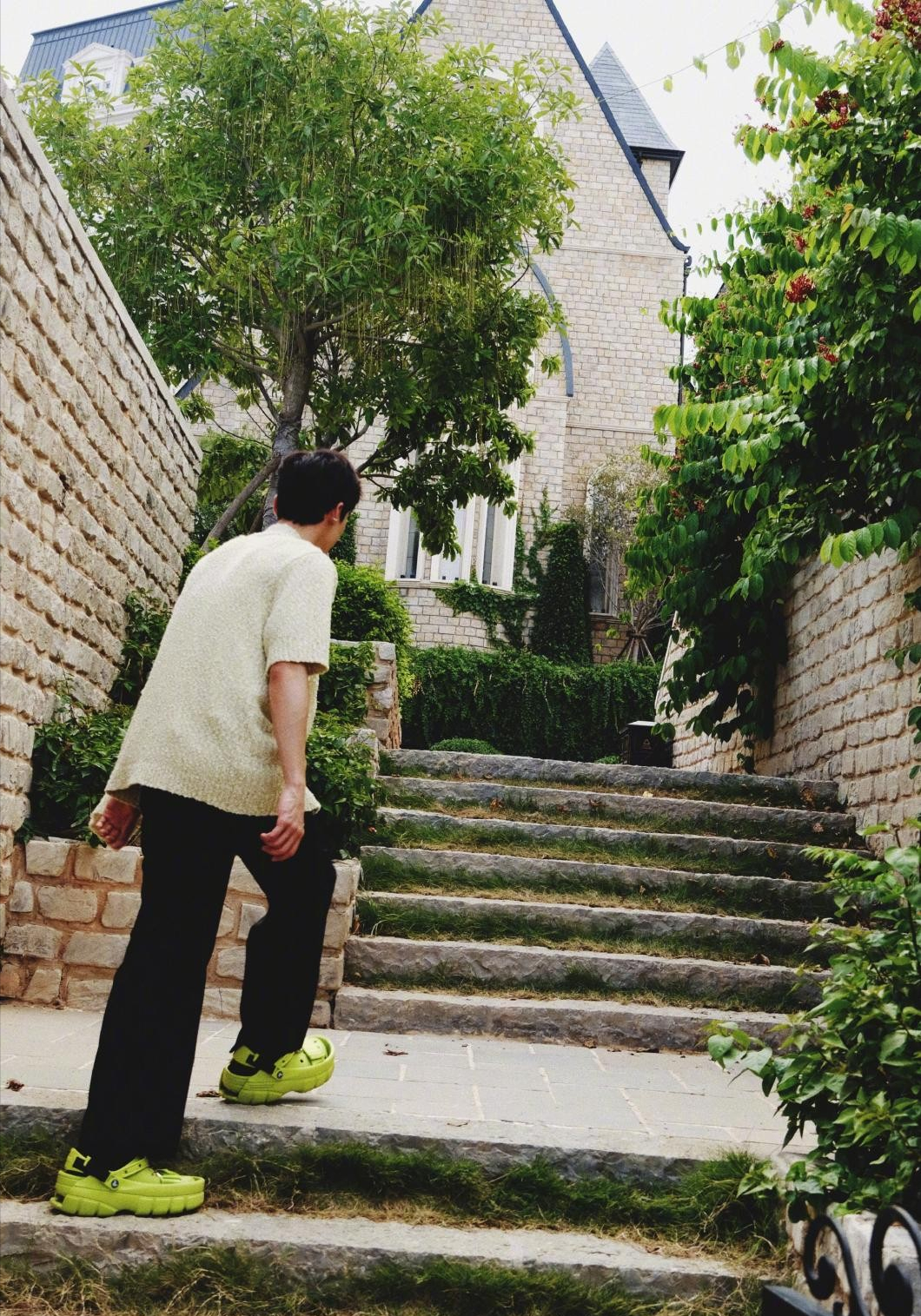 Lady变美日记|“出道7年”的白敬亭，衣品越来越好，针织开衫配拖地裤好时髦