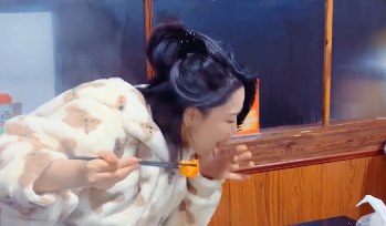 张馨予|张馨予后知后觉，感叹自己当时跳的拖拉机舞：现在看来居然有点二