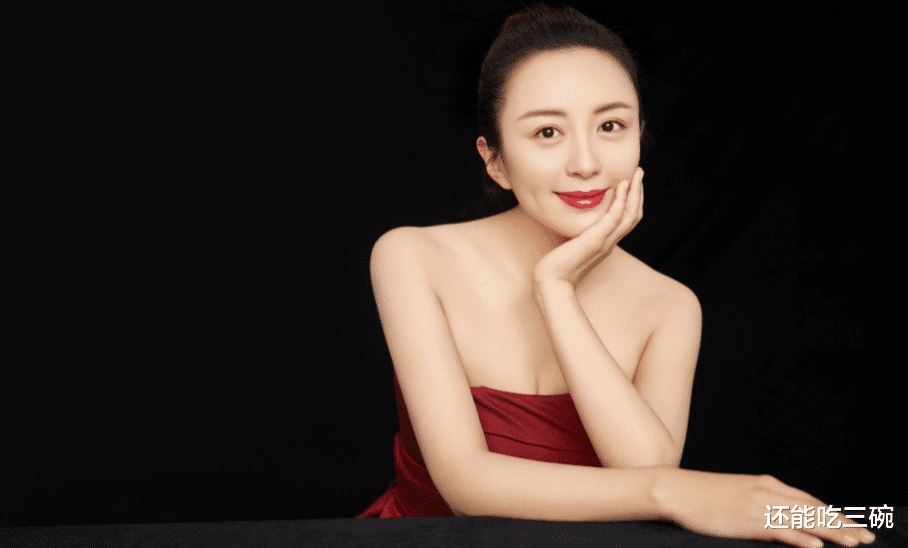 主持人|她是央视女主持人，拍戏期间意外怀孕，儿子11岁生父还是一个谜