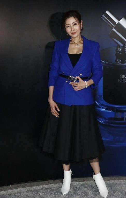 潮流前沿 51岁李嘉欣发福显老态，穿宽版西装配长裙难掩臃肿，幸好气质还在