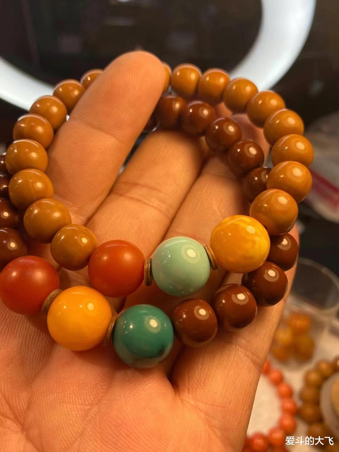 文玩|文玩手串的经典配饰：红绿灯，老玩家手中必不可少的配饰。