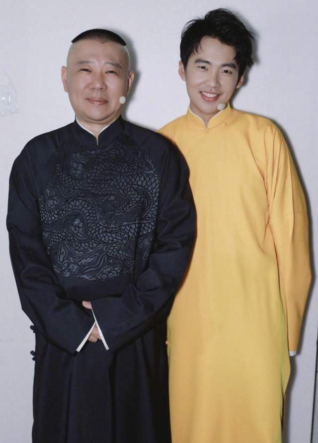 郭德纲|郭德纲妻子晒全家福！复出穿龙纹旗袍显贵气，儿子与其似复制粘贴