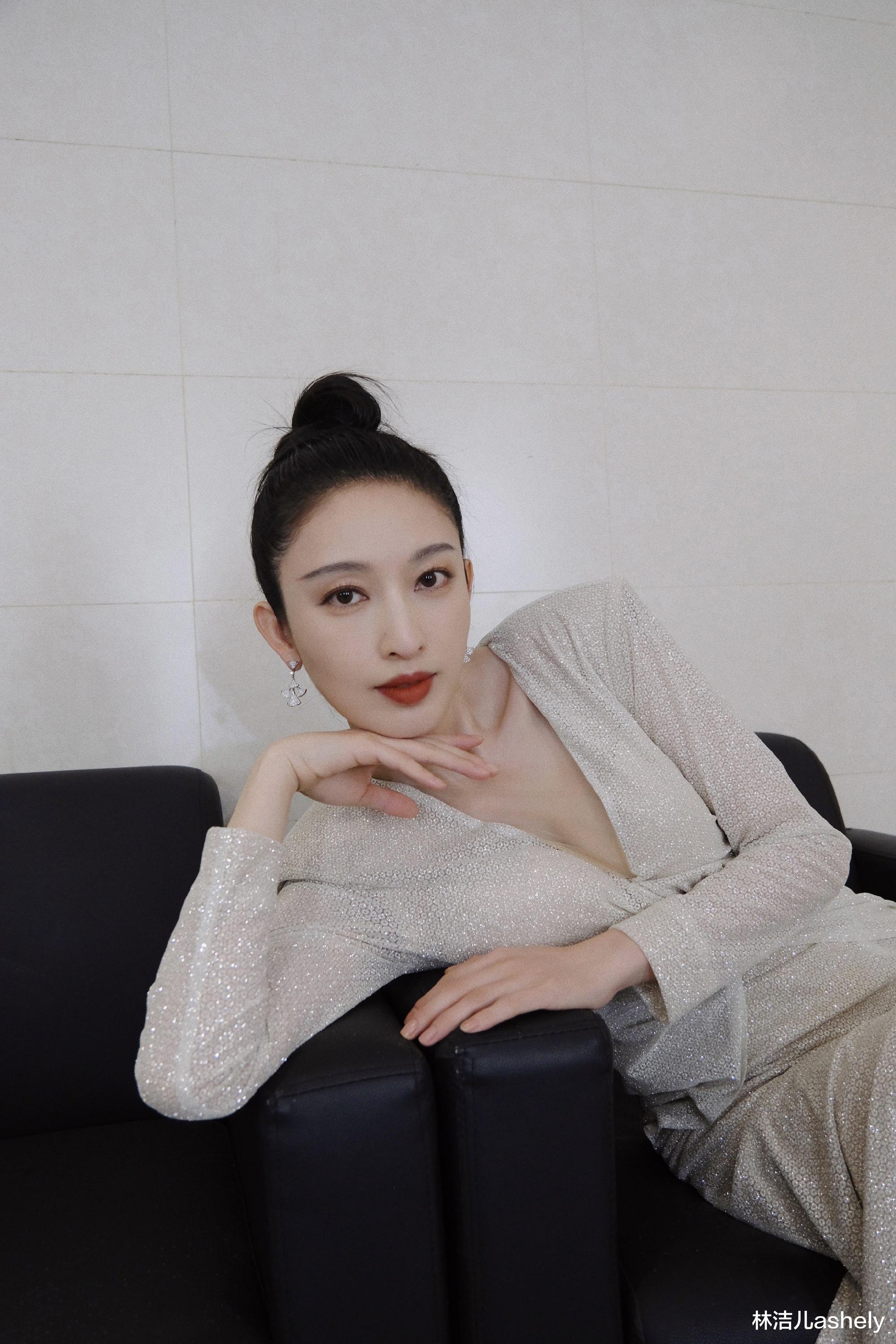 唇妆 换回长发也能美出天际,张俪美得撩人的必杀技,原来是百变唇妆?