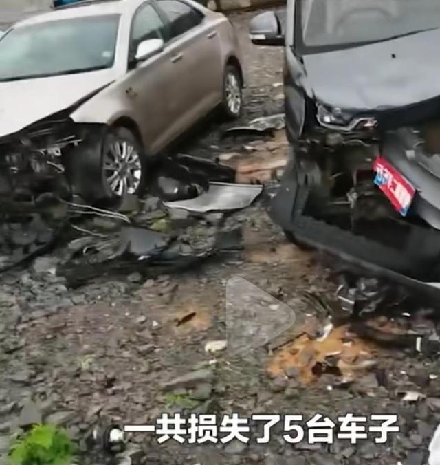 陈亮聊生活 贵州：女司机连撞5辆车，车行老板很无奈，“我把油门当刹车了”