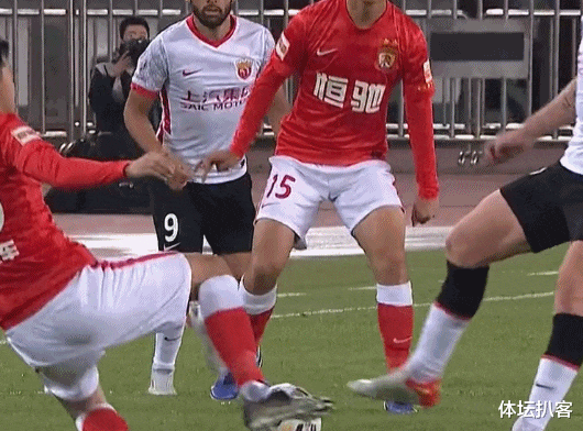 中超|0-0！中超豪門對(duì)決淪為雞肋，2次沖突搶鏡：火爆飛鏟，揮肘怒吼