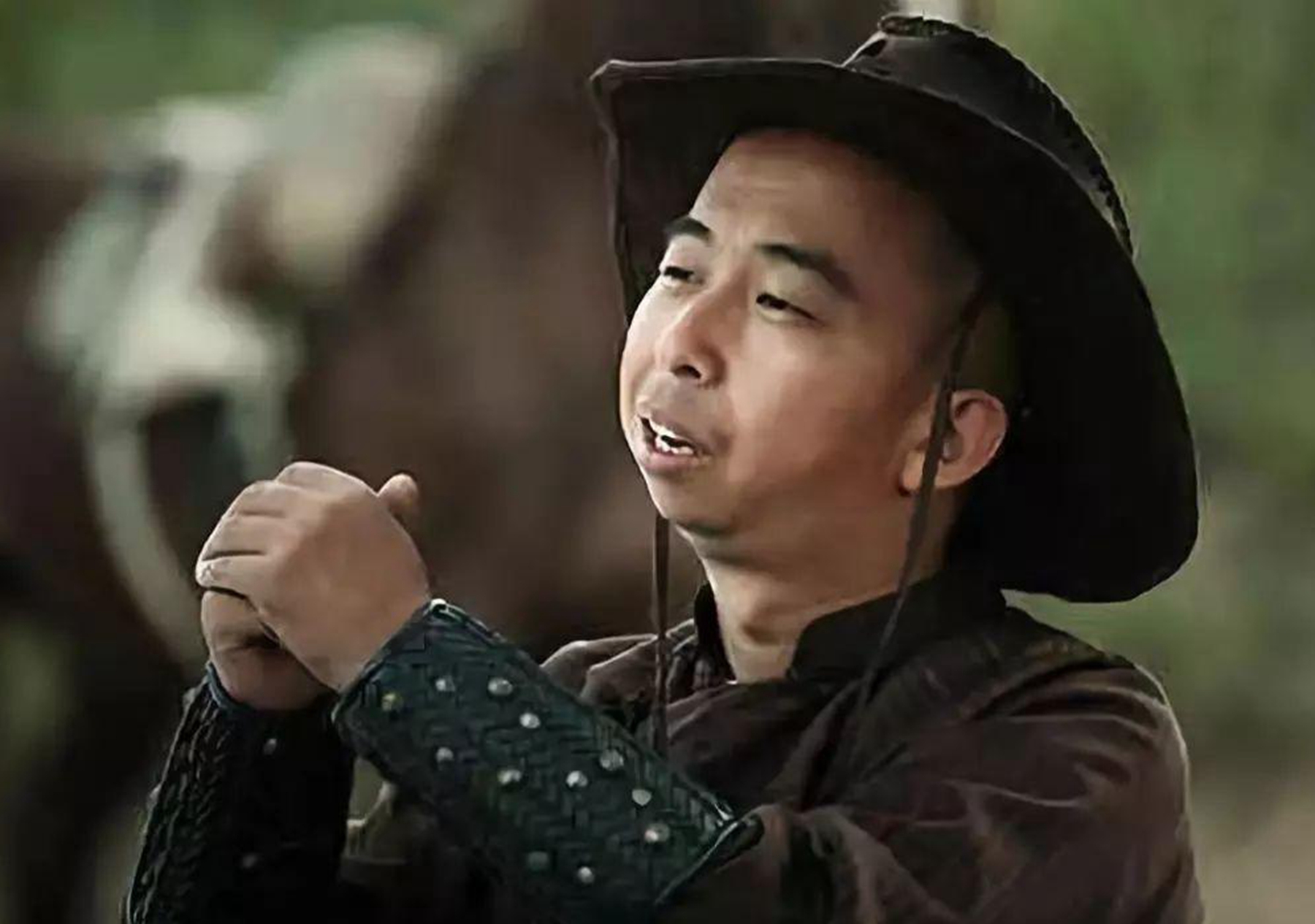 黄渤|他被称为“中国最丑男星”，演技不输黄渤，妻子美得让人嫉妒