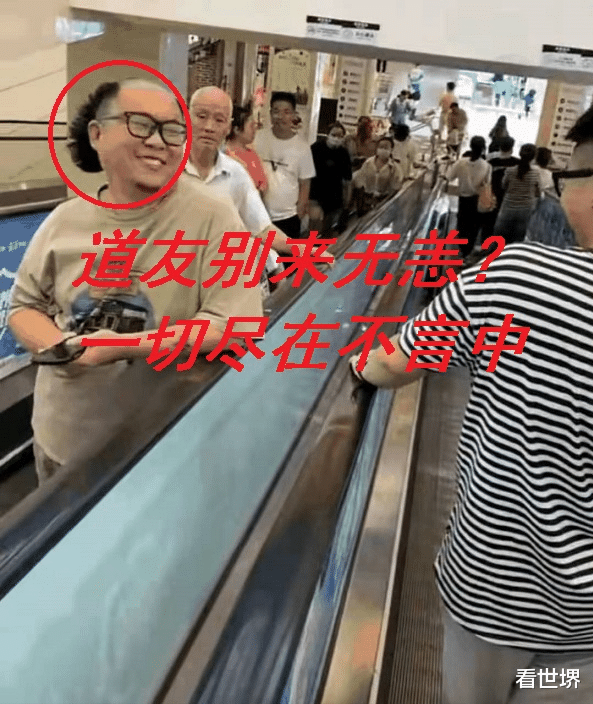 两个中年男子相遇,互相甩头打招呼,让人哭笑不得