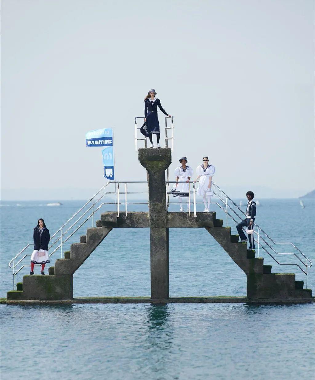 时尚圈的奇葩大喵|水手服也登上了大场面，T台娱乐圈都风靡，就连周雨彤都爱不释手