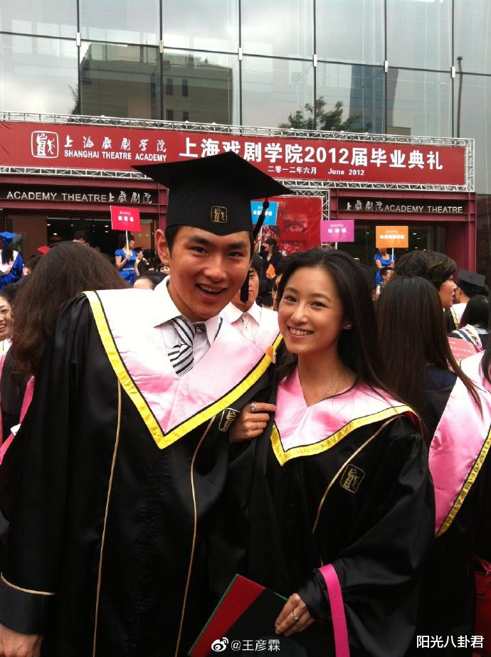 曹云金|王彦霖夫妻婚后首次同框,机场公开挽手秀恩爱,女方身材一言难尽