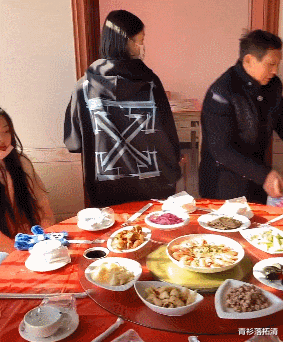 明星|明星最反差一面：台上有多光鲜，回老家吃席就有多“土”