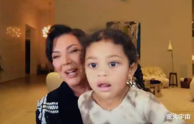 凯莉·詹娜|凯莉·詹娜久违晒照，肚大如箩期待新年，3岁女儿无意中救场了外婆