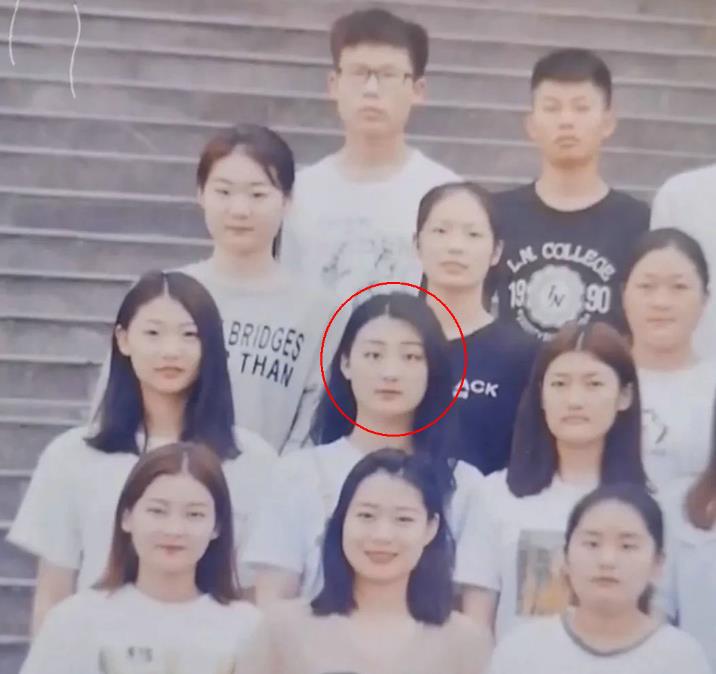 陈亚男|陈亚男18岁旧照曝光，身穿学士服拍毕业照，脸蛋比现在还圆润