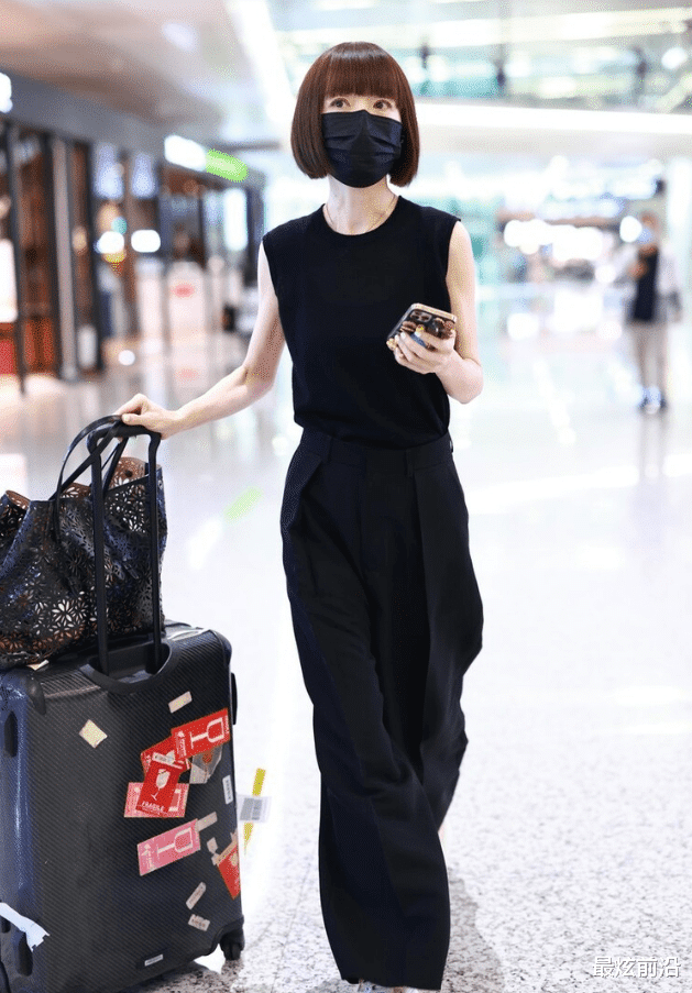 最炫前沿|鲁豫真是瘦过头了！一身黑色搭配秀“纸片”身材，看得人好心疼