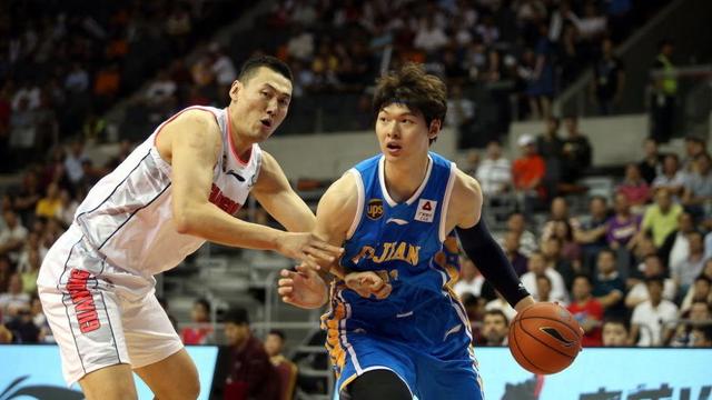 苏伟|CBA广东队苏伟回岳母家探亲，妻子很漂亮，儿女颜值高，人生赢家