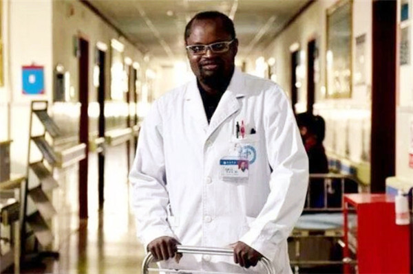 观地说历史 黑人博士“弃西从中”，在中国行医30年，娶四川妻子说流利方言