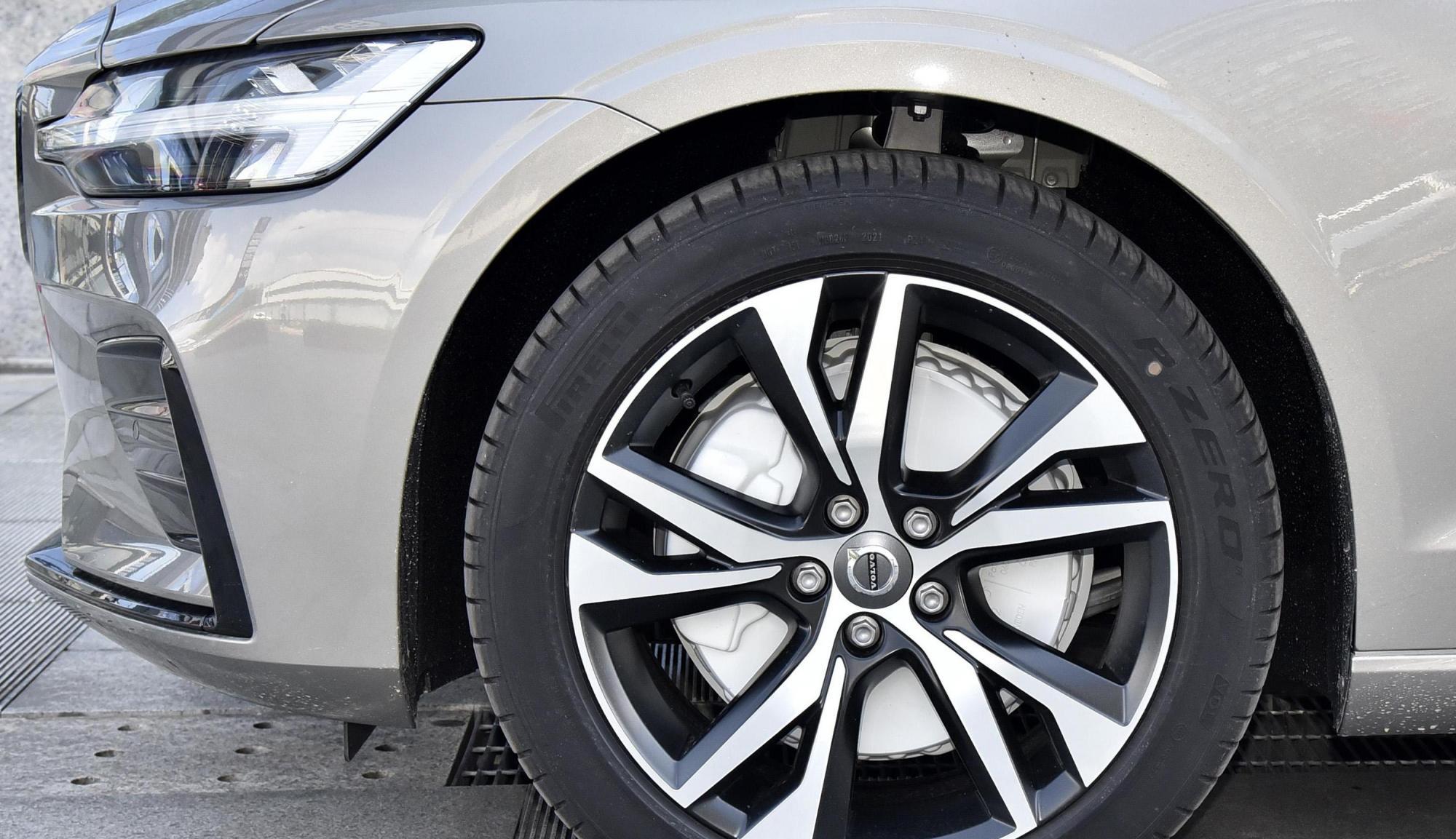 董焕说星座|嫌A4L“太贵”可以看它,安全同级第一,破百6.9秒,还配双叉臂!