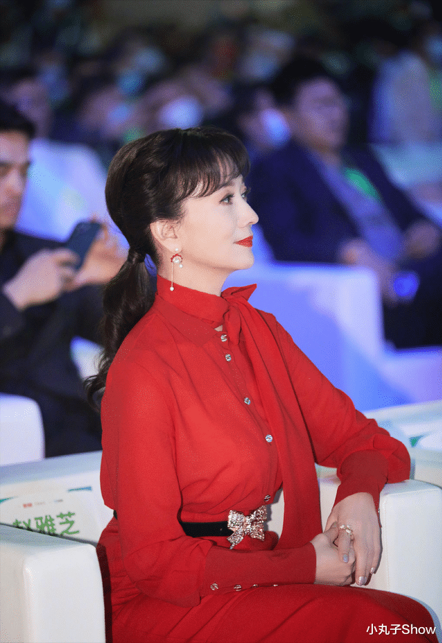 赵雅芝|赵雅芝真是保养天花板，同框贾乃亮完全不显老，完全看不出68岁