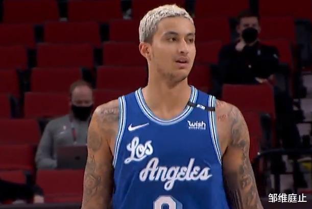 湖人队|湖人惜败开拓者！3人遭到炮轰，戴维斯很沮丧，落寞离场令人心疼