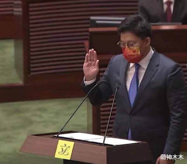 霍启刚|霍启刚就任仪式有气场，配饰显妻奴本色，被调侃口罩也是老婆给的