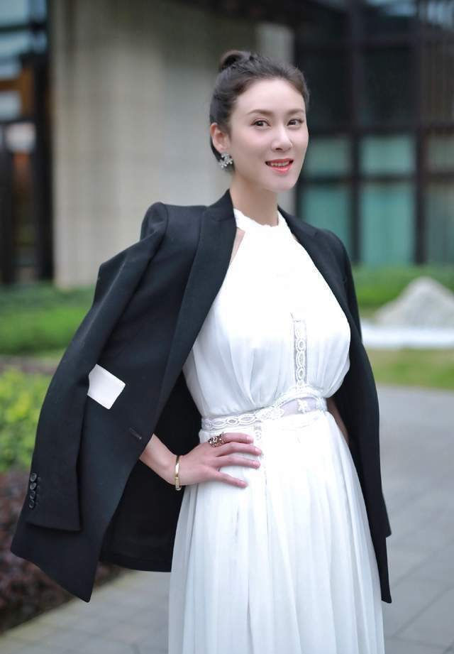 赘婿|《赘婿》最美丈母娘火了，38岁穿深V礼服秀曲线美，比剧里更迷人