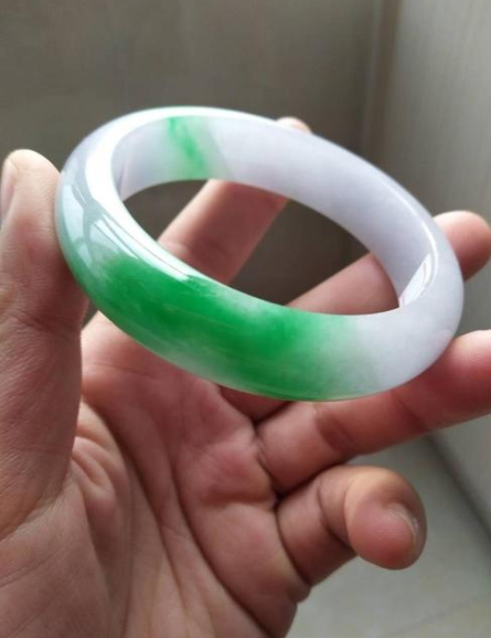 钱币|温婉动人的白底青翡翠手镯，连邓丽君都爱不释手