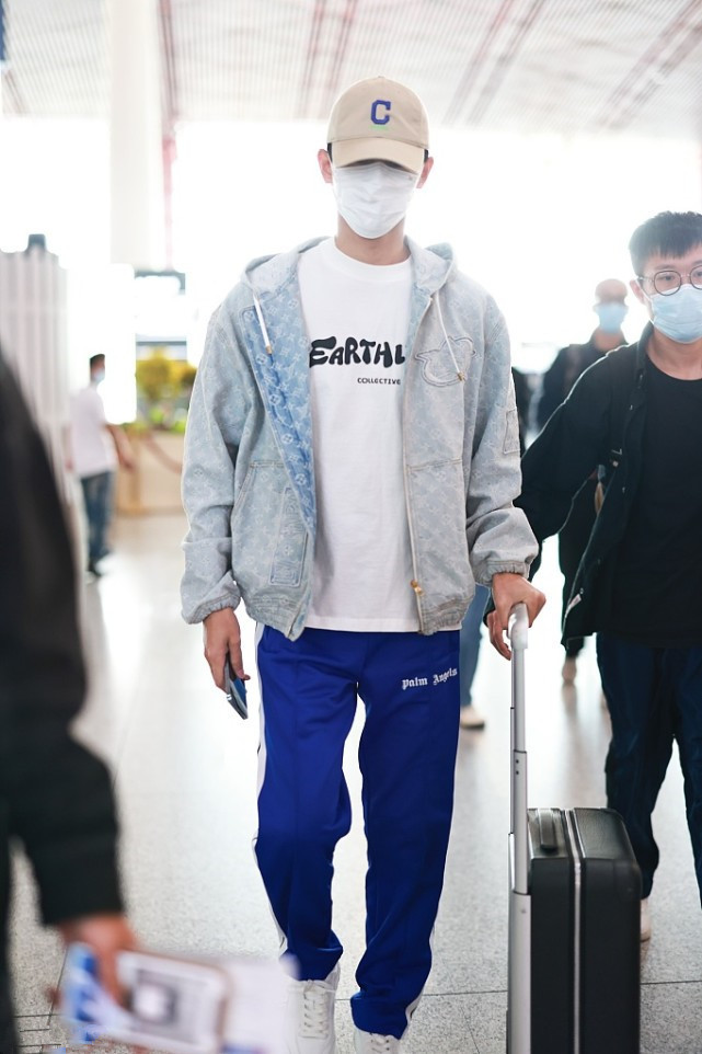 时尚潮流生活 王凯还是小年轻，穿牛仔夹克下搭运动风裤子，少年感都出来了！