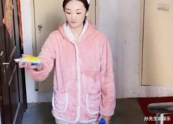 陈亚男|陈亚男一直住在娘家，宣布分开后再没回过朱楼村，小伟独自学做饭