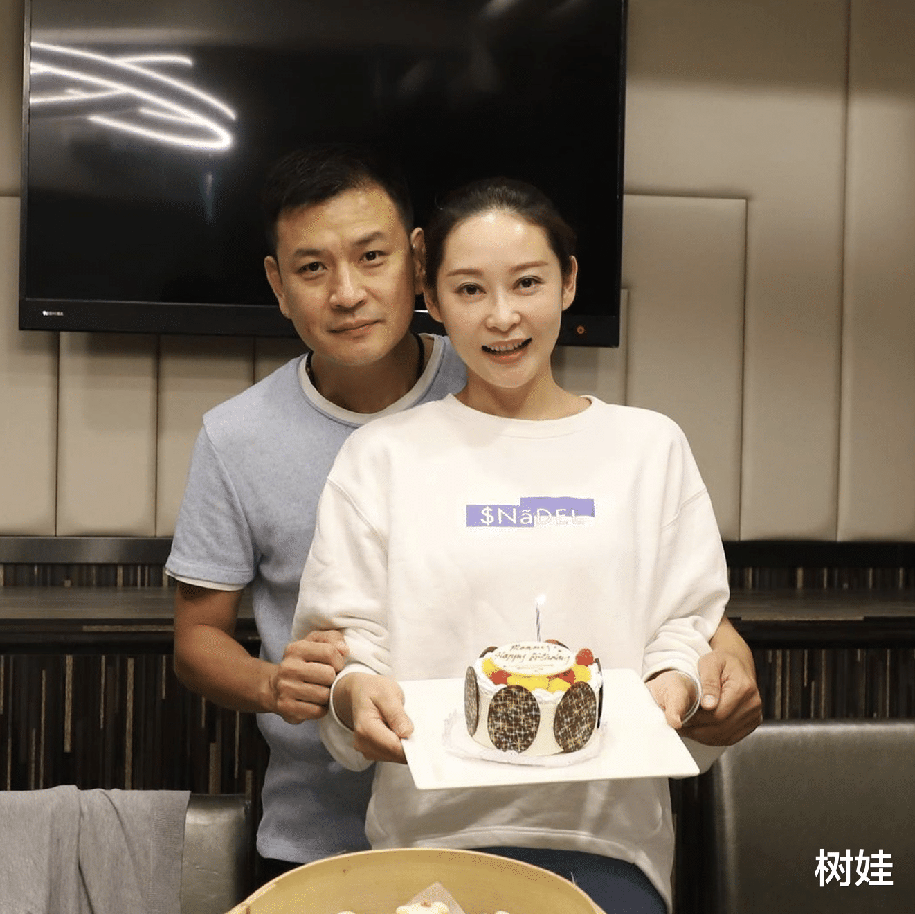 杨卓娜|杨怡姐姐晒全家福庆祝女儿毕业，俩继女罕见出镜，一家人感情融洽