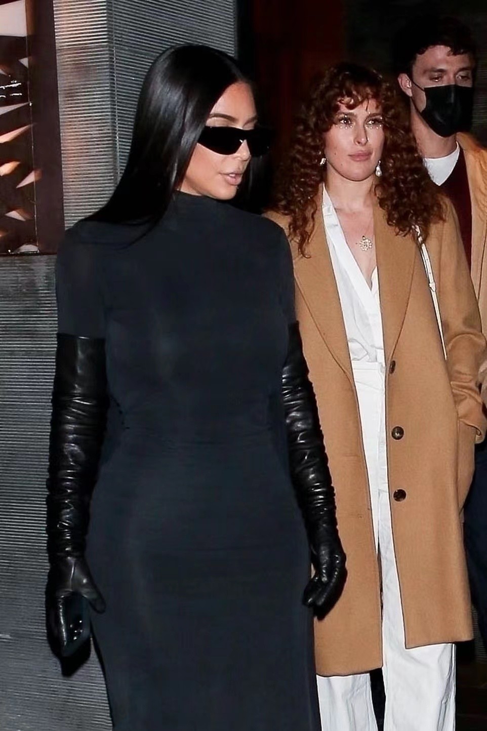 杨超越|41岁金卡戴珊拍拖28岁小鲜肉！穿黑裙前凸后翘，短靴秀拳头大脚踝