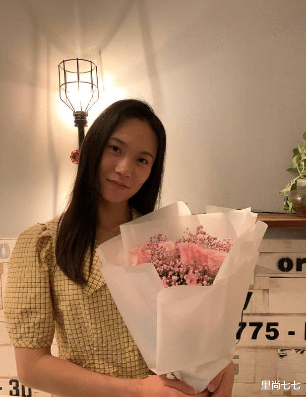里尚七七|朱雪莹刘灵玲霸气包揽金银牌，穿金凤旗袍闪耀全场，东方美惹瞩目