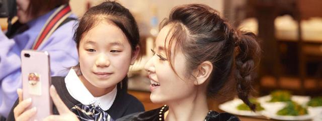 发型|辣妈林心如春晚造型太美了，换新发型走机场减龄又时尚，年轻