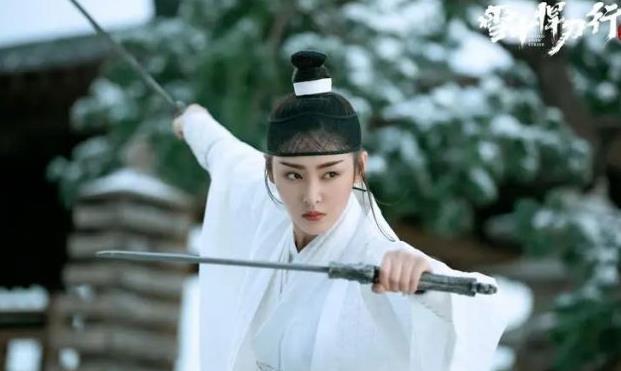 张天爱|张天爱再惹争议！私下应酬对男领导投怀送抱，网友：红是有原因的