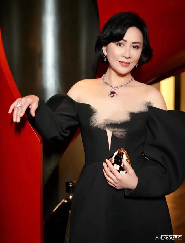 孟美岐|刘嘉玲晒生日照，网友感叹：没生过孩子的女人身材就是好