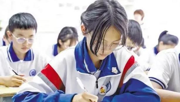 吴洪娜聊说育儿|学生在考场上呼呼大睡，是监考老师失职？监考老师表示：不敢打扰