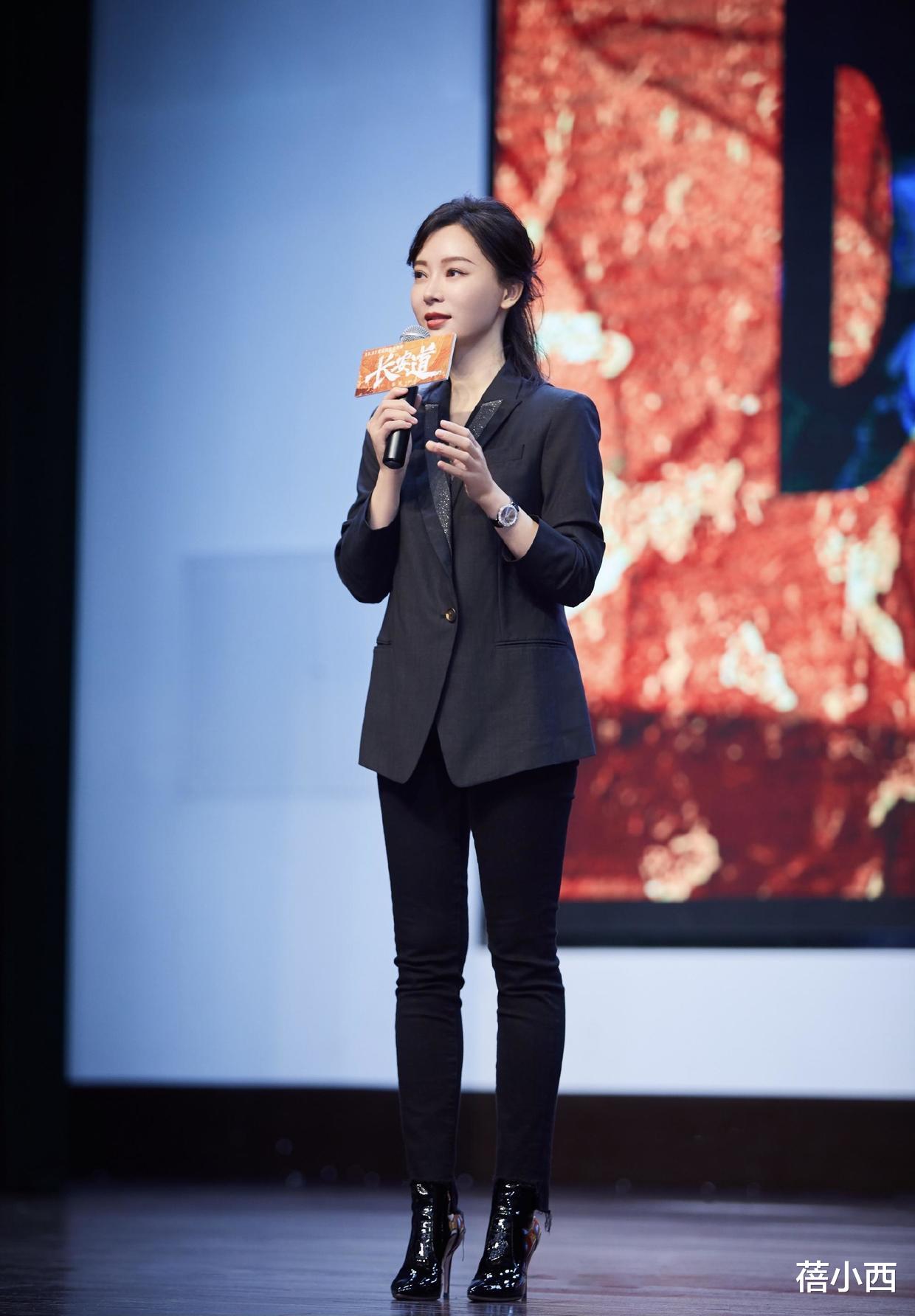 穿衣搭配|陈数穿出了40+女性想要的搭配，白衬衫扎低马尾超显嫩，太精致