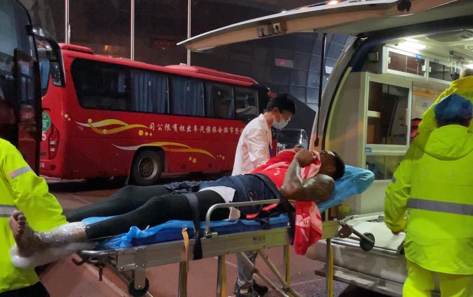 馬尚|祈禱！馬尚被擔(dān)架抬上救護(hù)車，跟腱纏冰袋毛巾捂住頭，朱芳雨陪同