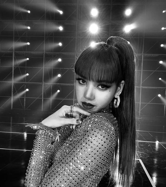 lisa|Lisa作为面向欧美的韩流歌手,出道曲不迎合韩流,也不走欧美风格