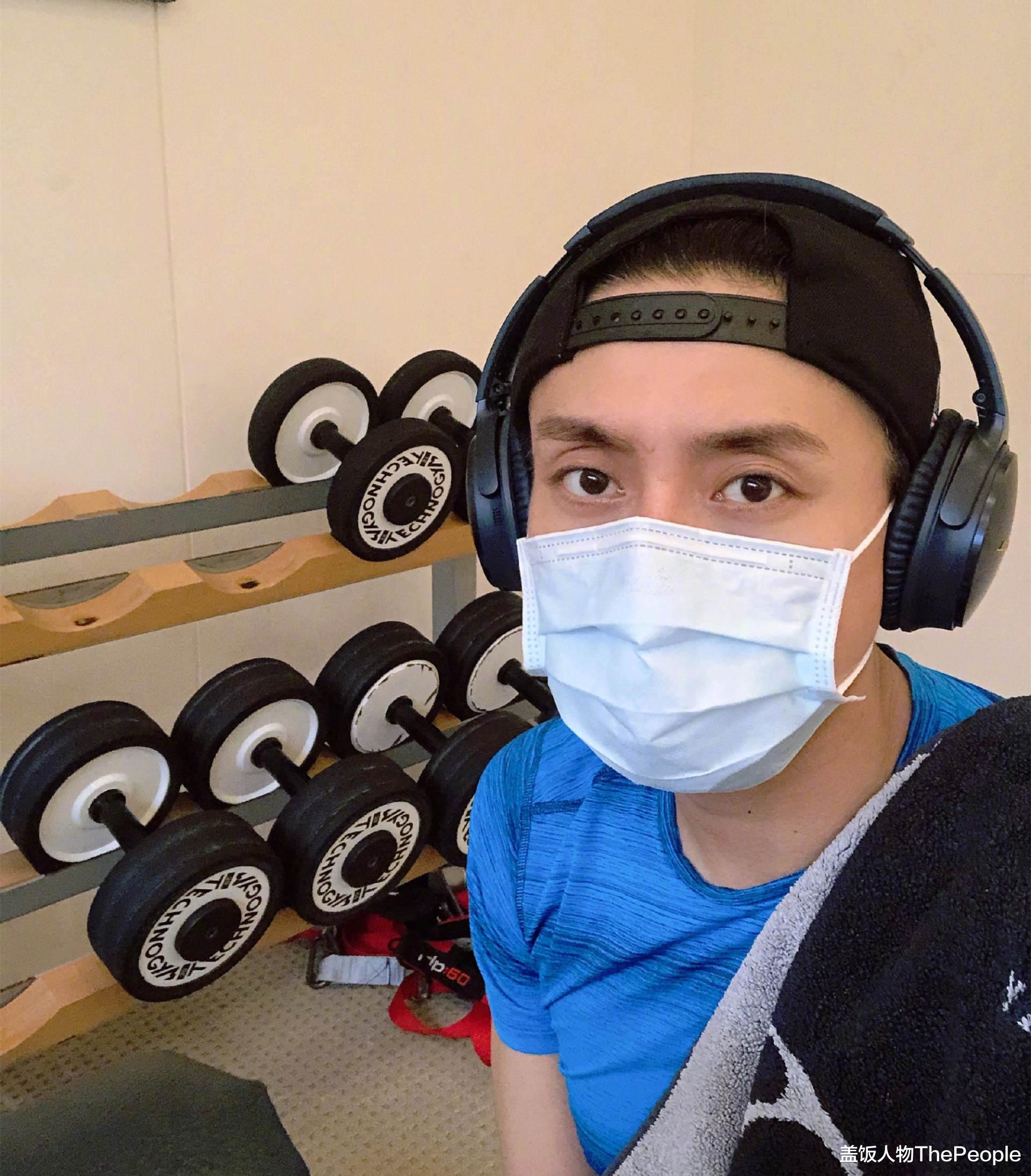 吕良伟|内娱“大叔”发福油腻,香港男星清爽帅气,这对比也太惨烈了吧