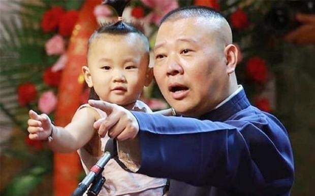 郭德纲|郭德纲一家出行排场大，王惠穿搭超阔气，郭汾阳如缩小版郭德纲