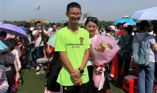 舜网 还记得当年考场门口跪谢母亲，考635分放弃985名校的王恒杰吗，现怎样了