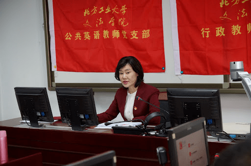 教师|她是大学副校长,全国优秀教师,却因“沉迷美容”断送美好前程