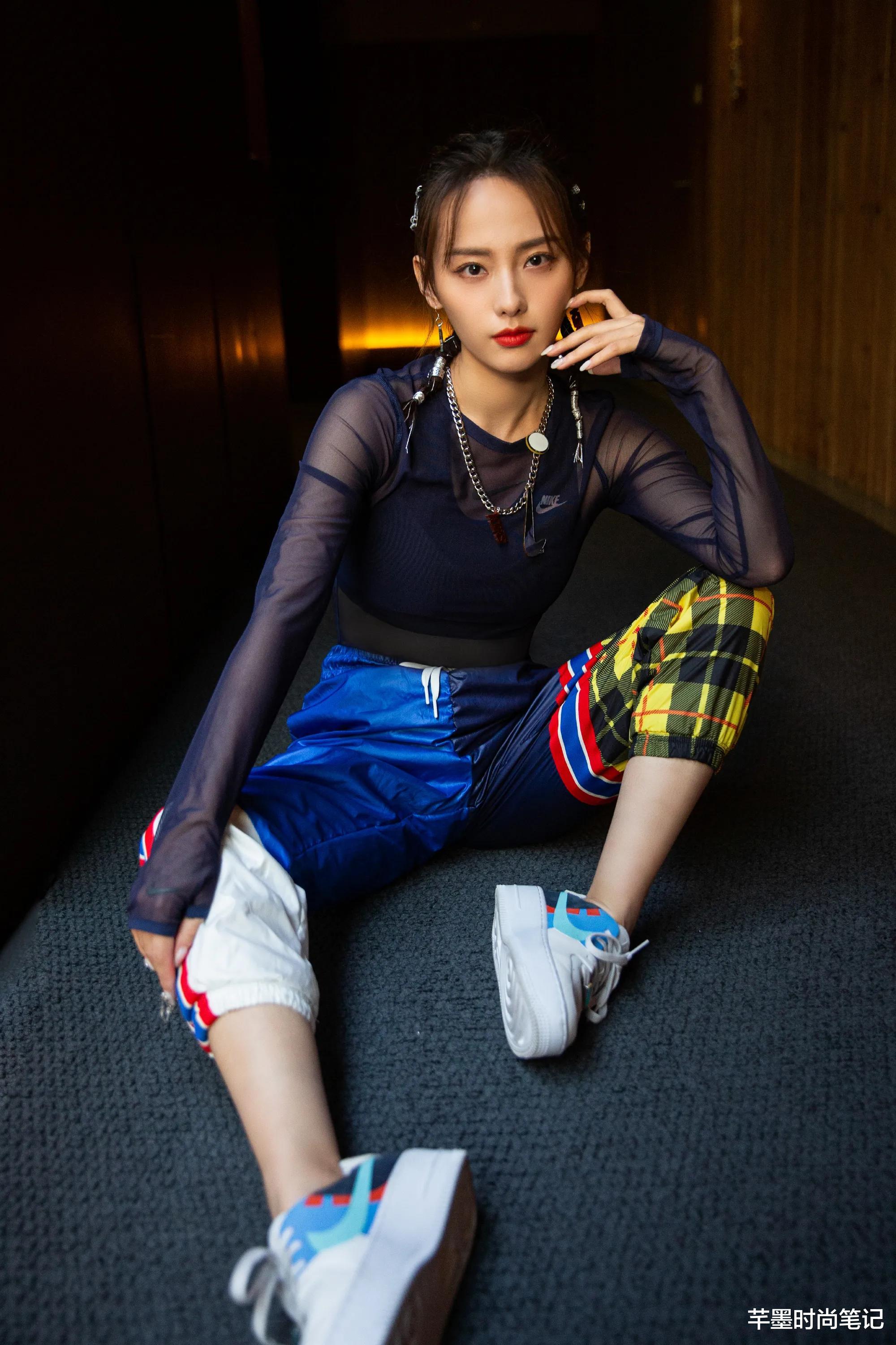 运动裤|33岁张嘉倪少女心爆棚，小马尾穿彩色运动裤，瞬间回归校园青春感