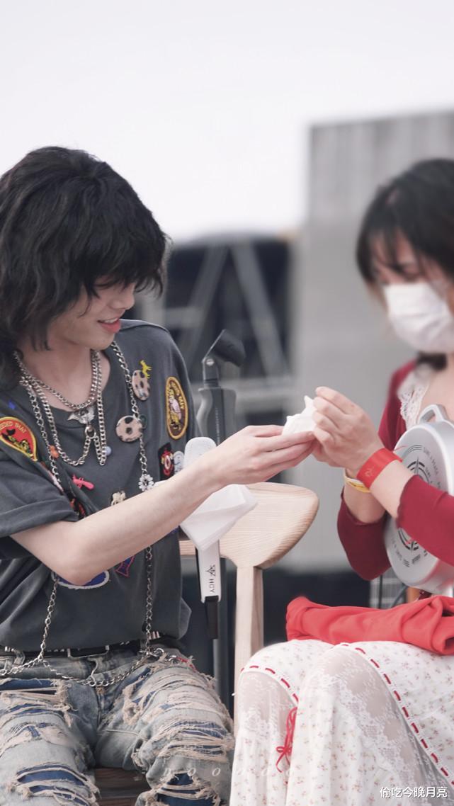 白敬亭|没有亲临华晨宇演唱会的现场，你根本不知道他为歌迷做了多少事