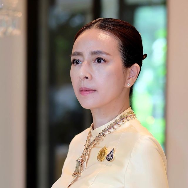 全球时尚风行 泰国55岁华裔富婆酷爱小鲜肉！红衣+黑裤扮嫩成功，娃娃脸好少女