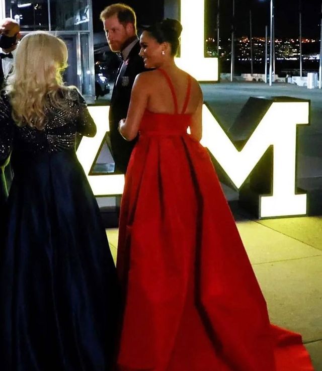 全球时尚风行 梅根哈里罕见走红毯，一袭吊带红裙尽显性感，一转身暴露背后赘肉