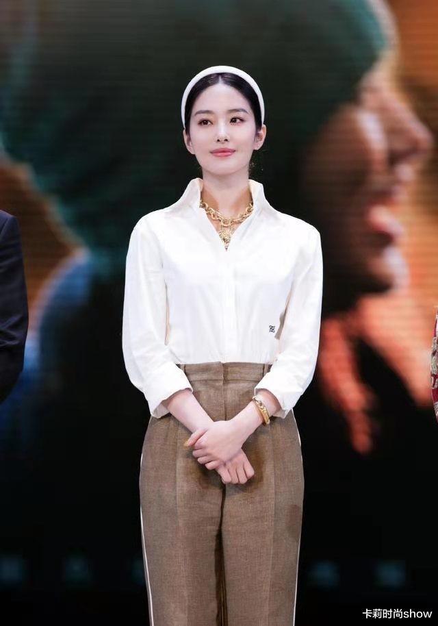 卡莉时尚show|杨采钰长相洋气衣品好，总能把基础款穿出时髦感，高级又有辨识度